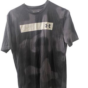Men's Under armor tee shirt.